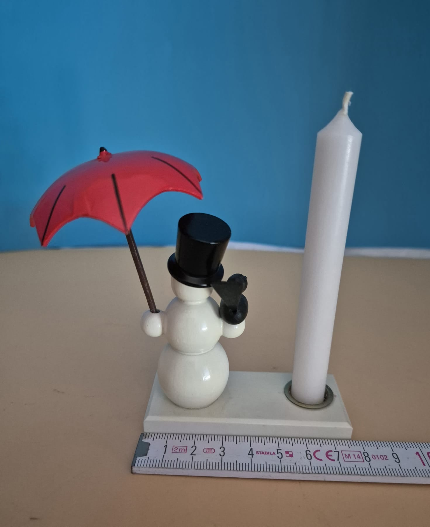 Schneemann mit rotem Schirm – Erzgebirgische Handarbeit