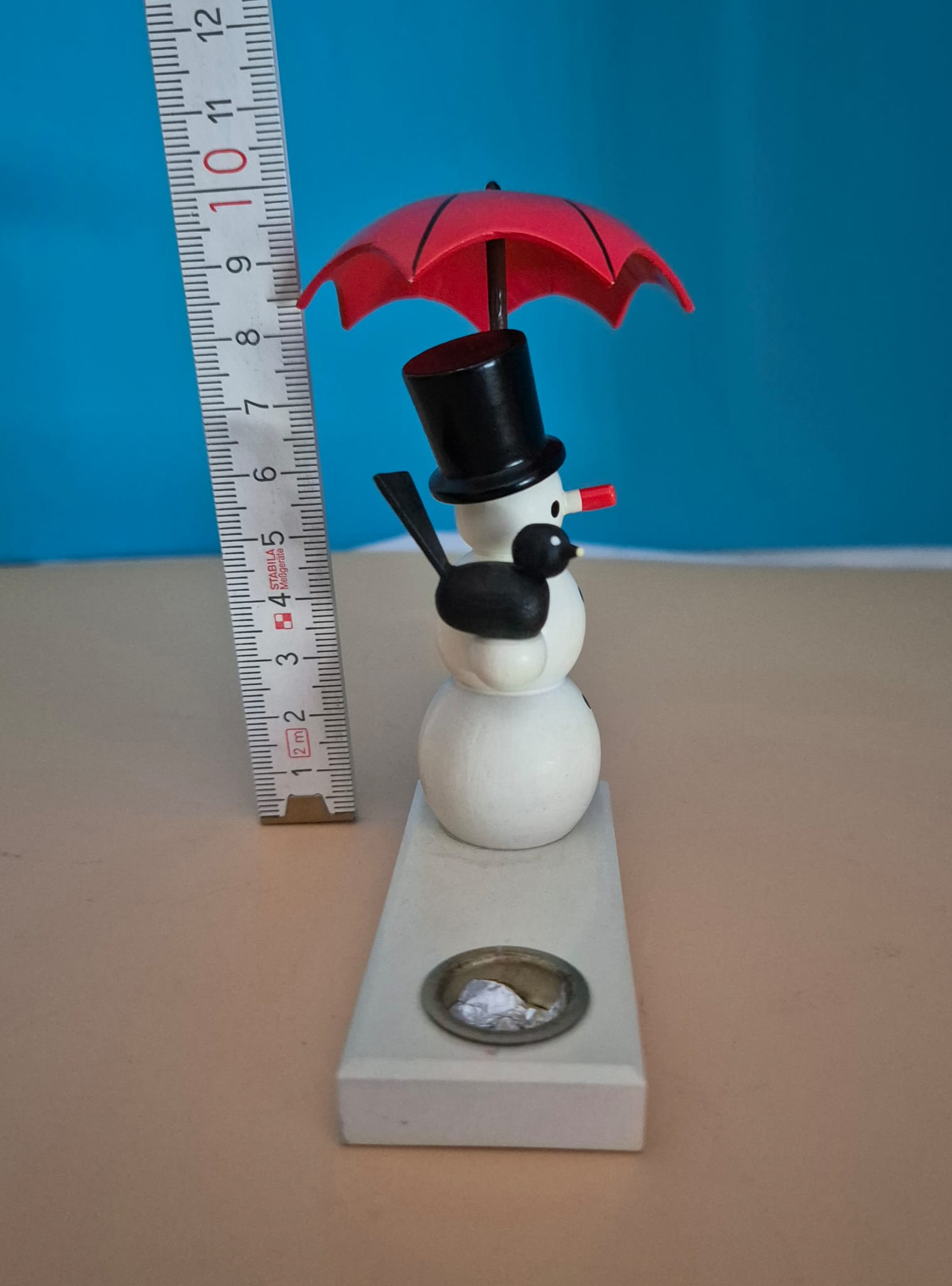 Schneemann mit rotem Schirm – Erzgebirgische Handarbeit