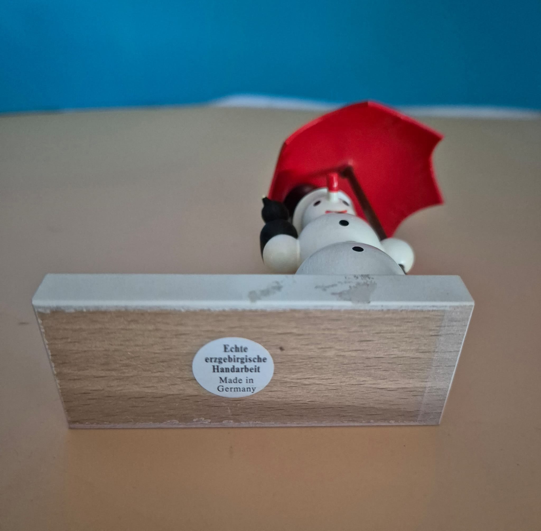 Schneemann mit rotem Schirm – Erzgebirgische Handarbeit