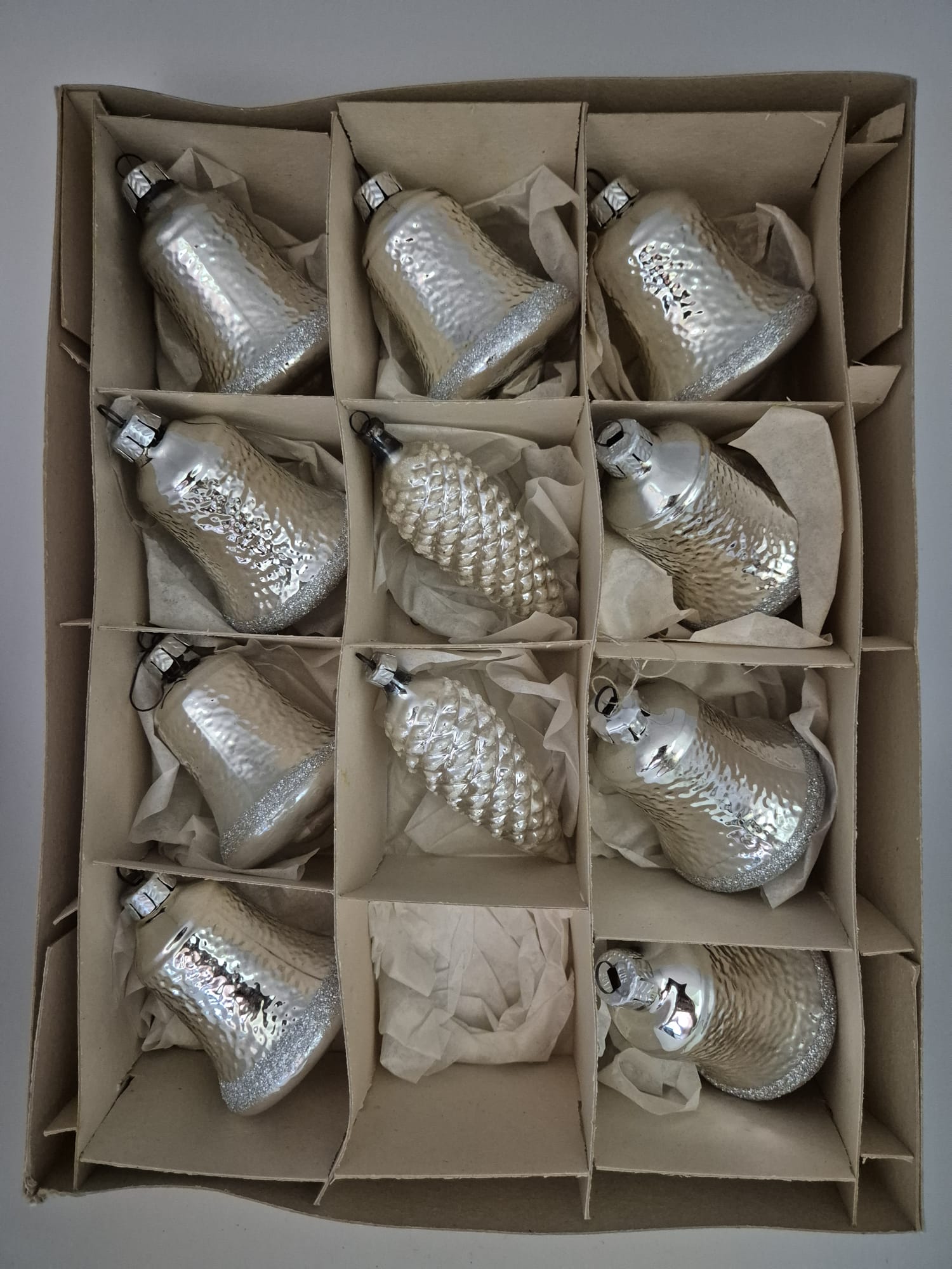 Christbaumschmuck – Glocken und Zapfen Silber