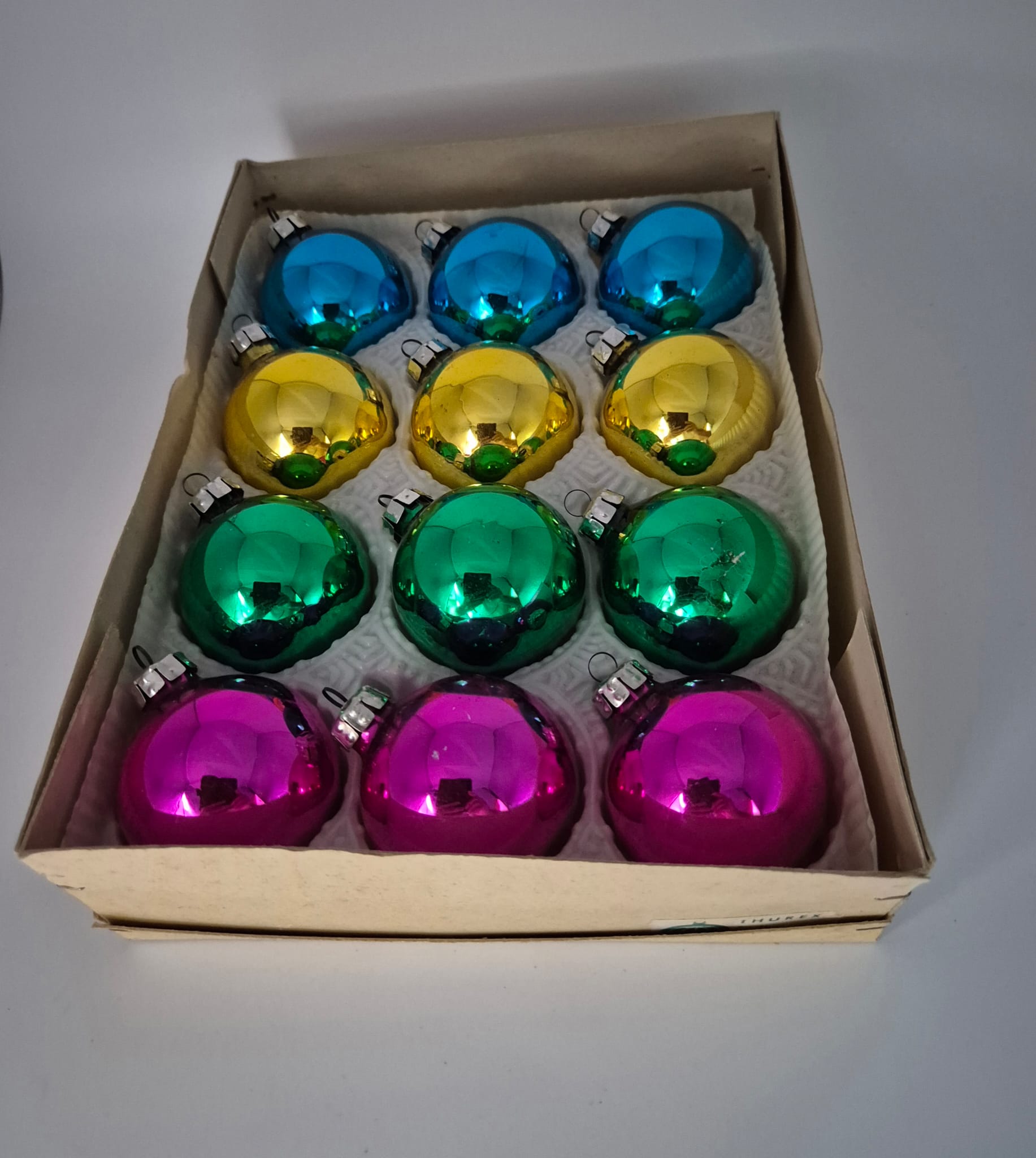 Alte bunte Weihnachtskugeln (blau, gelb, grün, pink)
