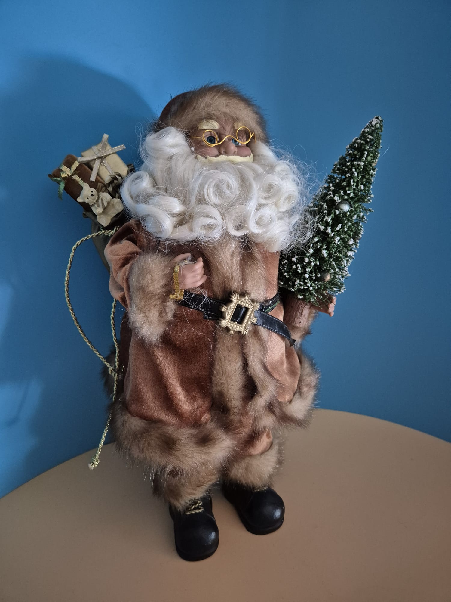 Weihnachtsmannfigur mit Baum und Geschenksack