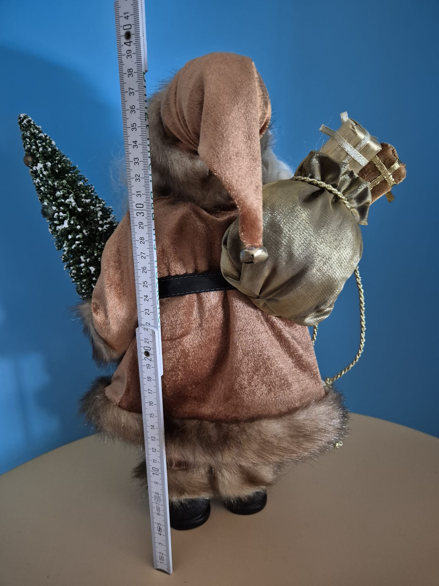 Weihnachtsmannfigur mit Baum und Geschenksack