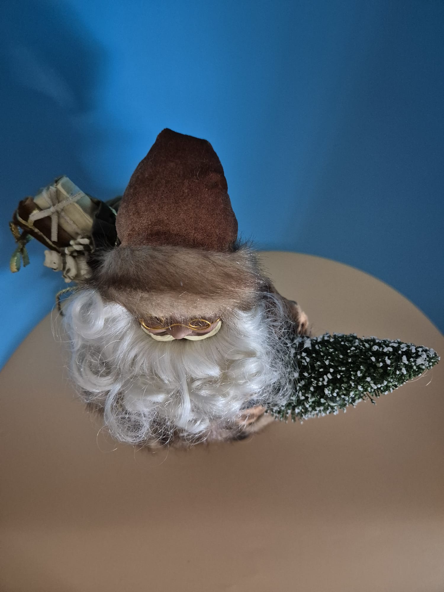 Weihnachtsmannfigur mit Baum und Geschenksack