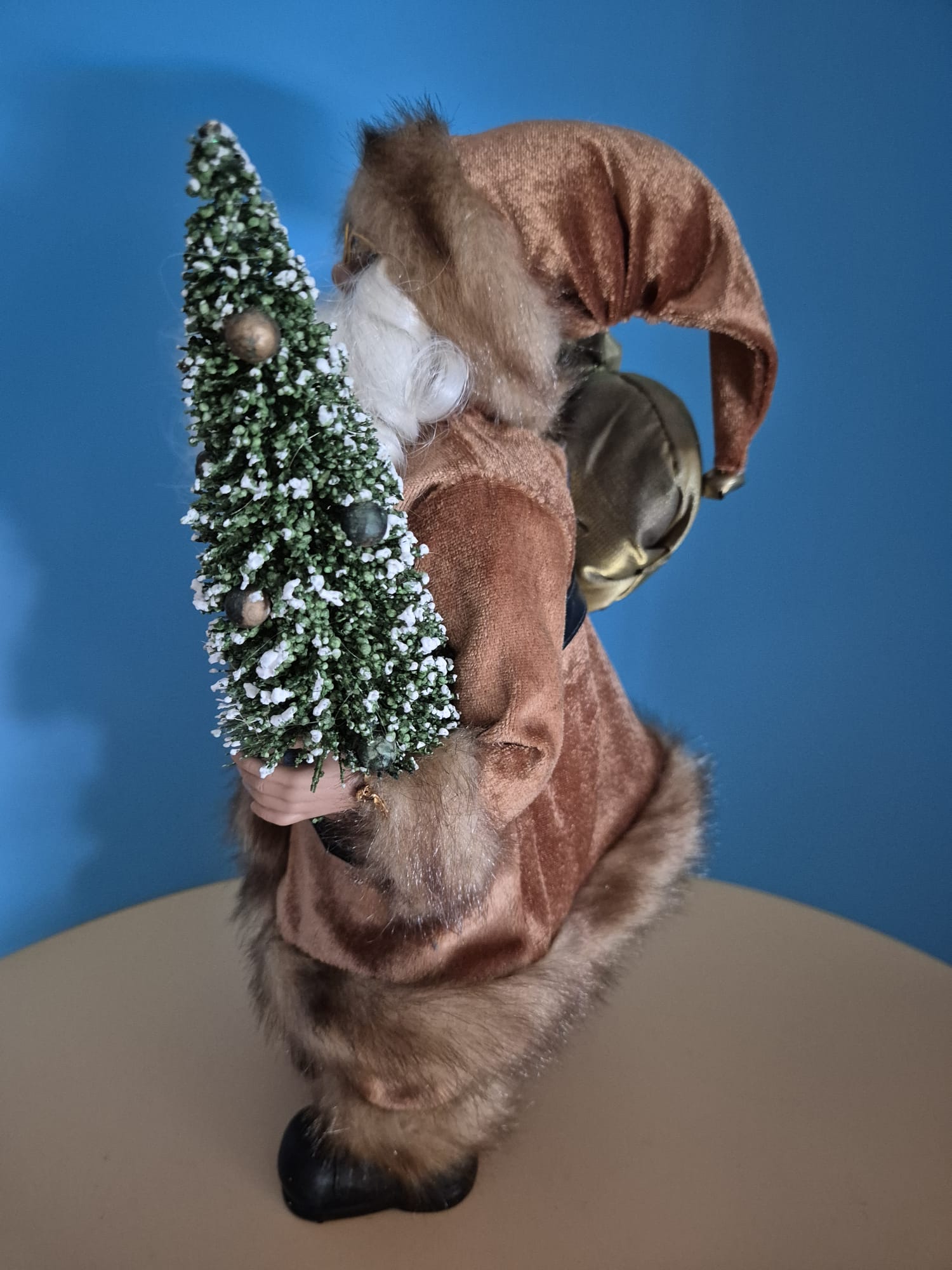 Weihnachtsmannfigur mit Baum und Geschenksack