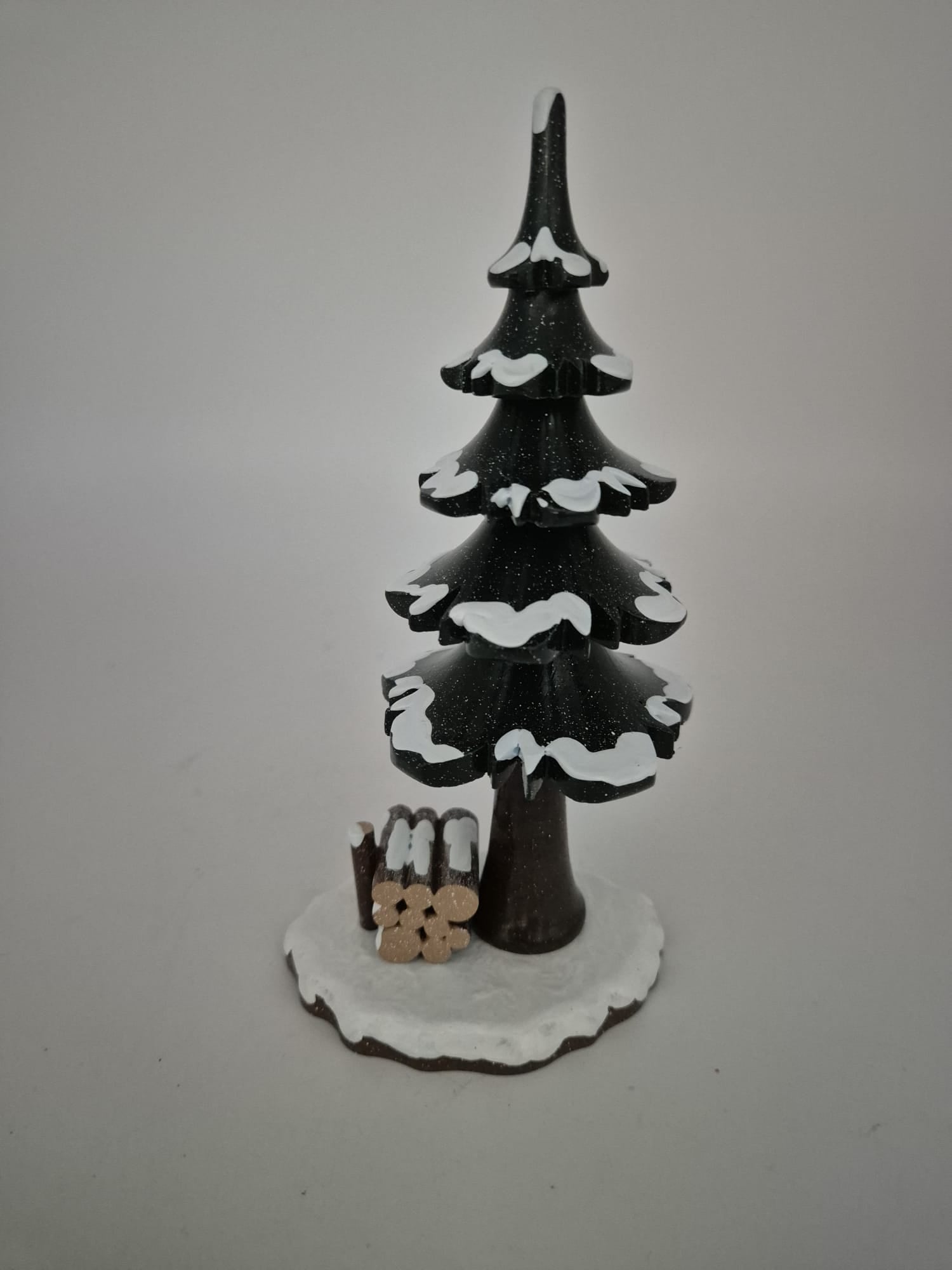 Holzbaum mit Schnee – Original Erzgebirge Hubrig