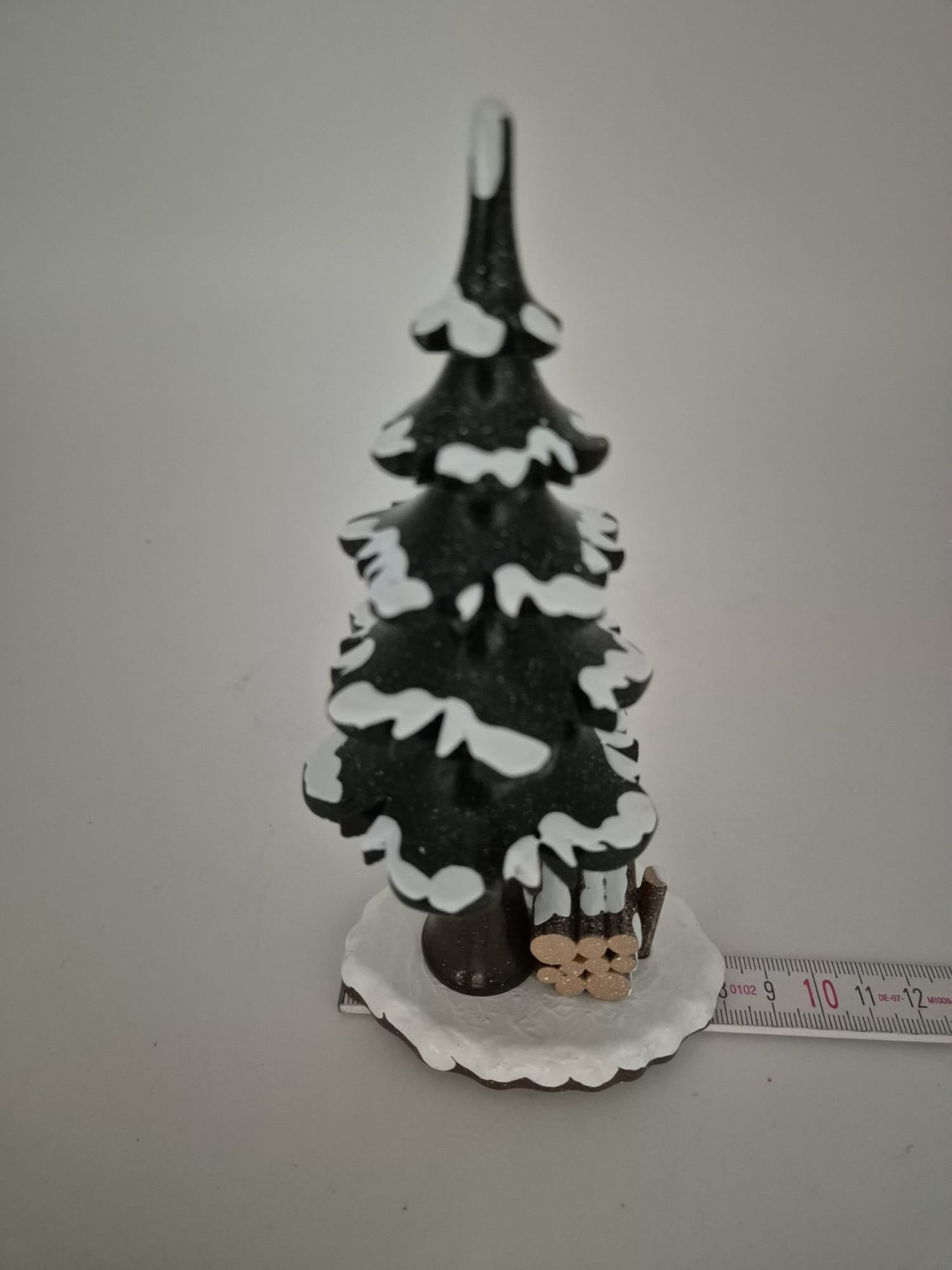 Holzbaum mit Schnee – Original Erzgebirge Hubrig