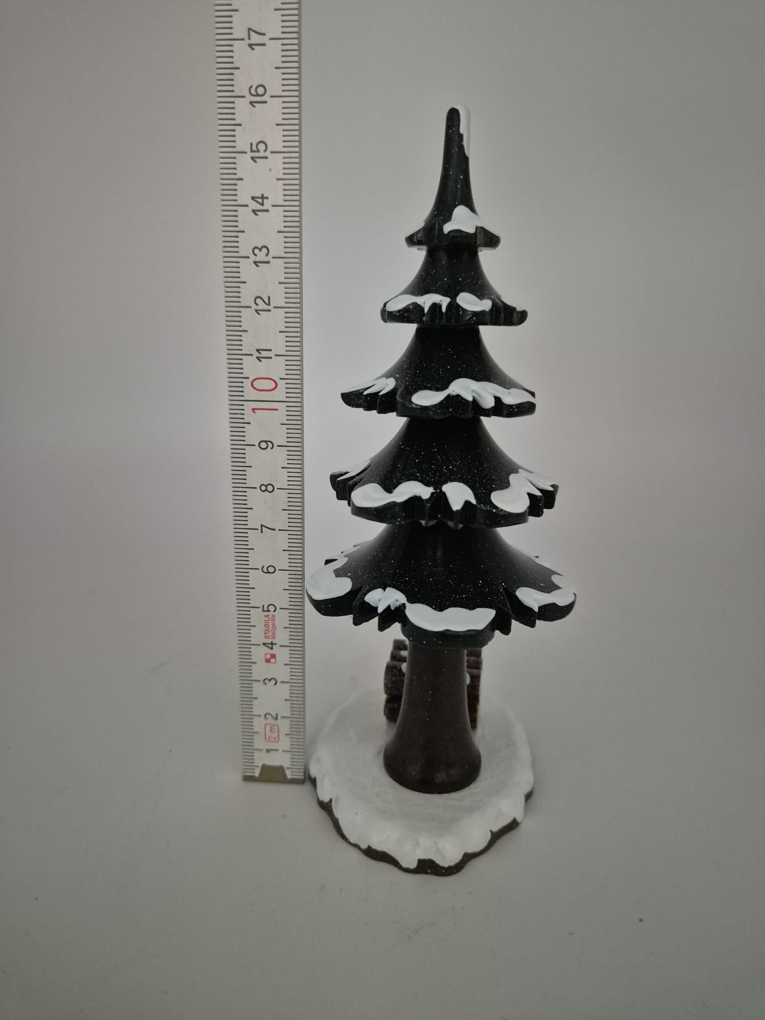 Holzbaum mit Schnee – Original Erzgebirge Hubrig