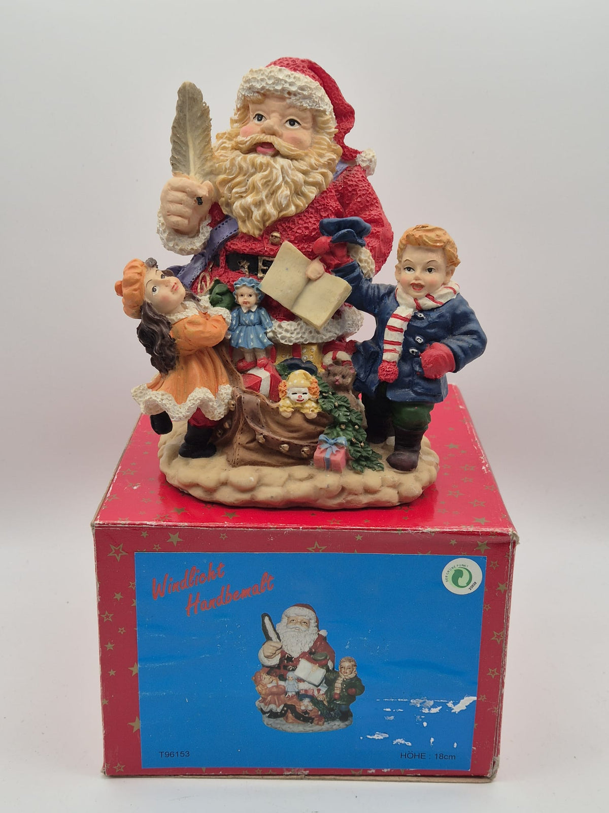 Weihnachtsmann mit Kindern und Geschenken – Weihnachtsfigur aus Kunststoffmasse – ca. 18 cm – OVP
