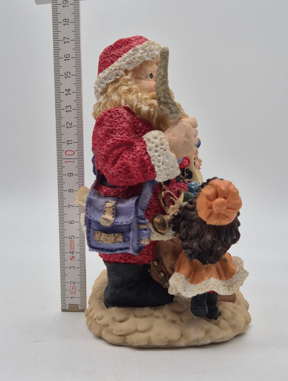 Weihnachtsmann mit Kindern und Geschenken – Weihnachtsfigur aus Kunststoffmasse – ca. 18 cm – OVP