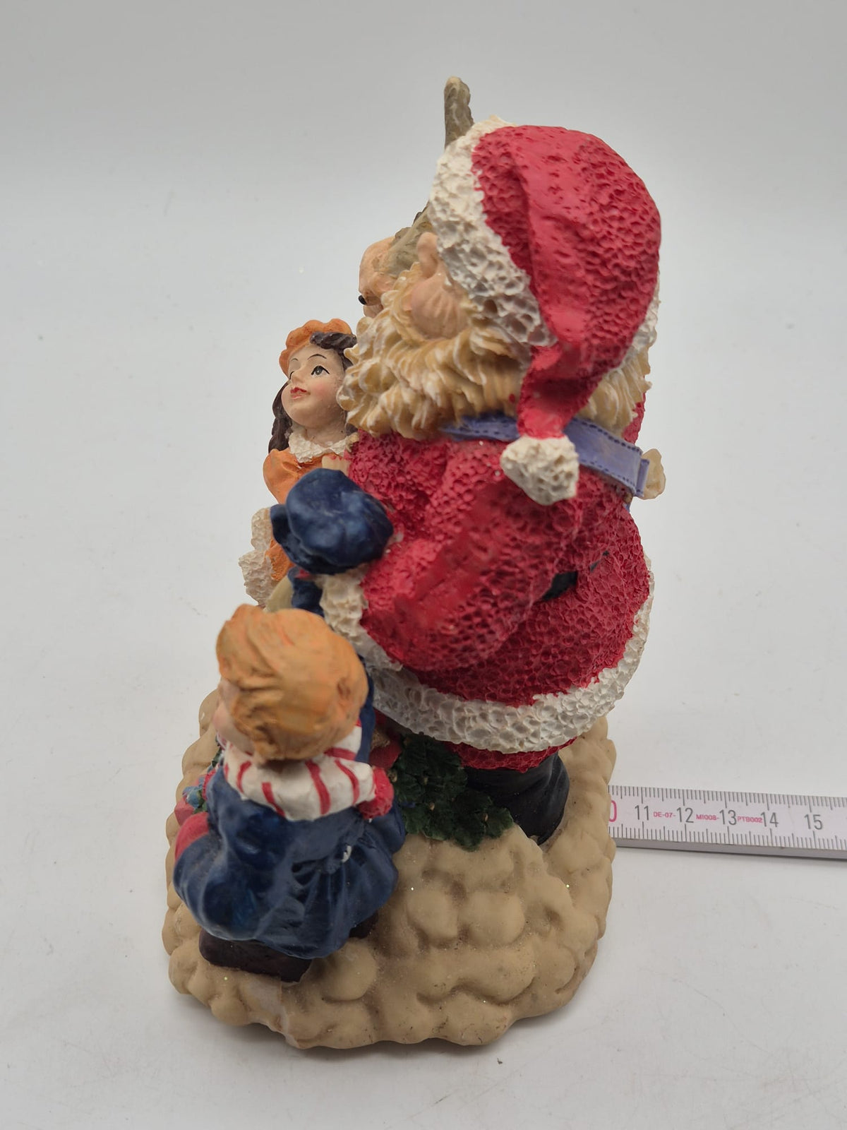 Weihnachtsmann mit Kindern und Geschenken – Weihnachtsfigur aus Kunststoffmasse – ca. 18 cm – OVP
