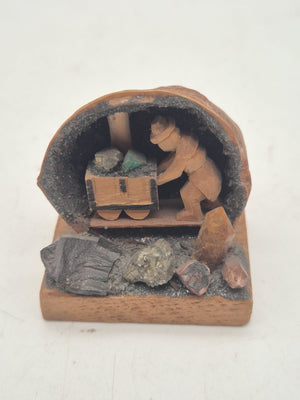 Miniatur-Bergwerk im Walnussschalen-Design – Bergmann mit Lore – Holz