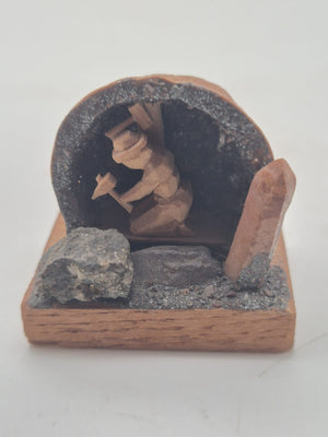 Miniatur-Bergwerk in Walnussschale – Bergmann mit Spitzhacke – Holz