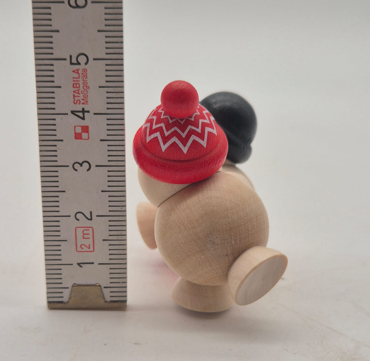 Cool Man Schneemänner Erzgebirge, Freddy schiebt Schlitten – ca. 4,5 cm