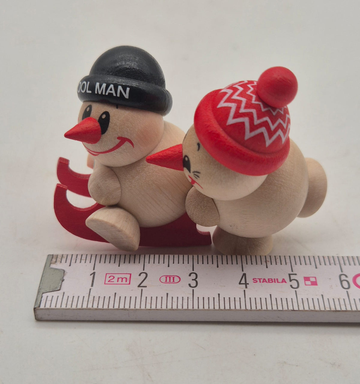 Cool Man Schneemänner Erzgebirge, Freddy schiebt Schlitten – ca. 4,5 cm