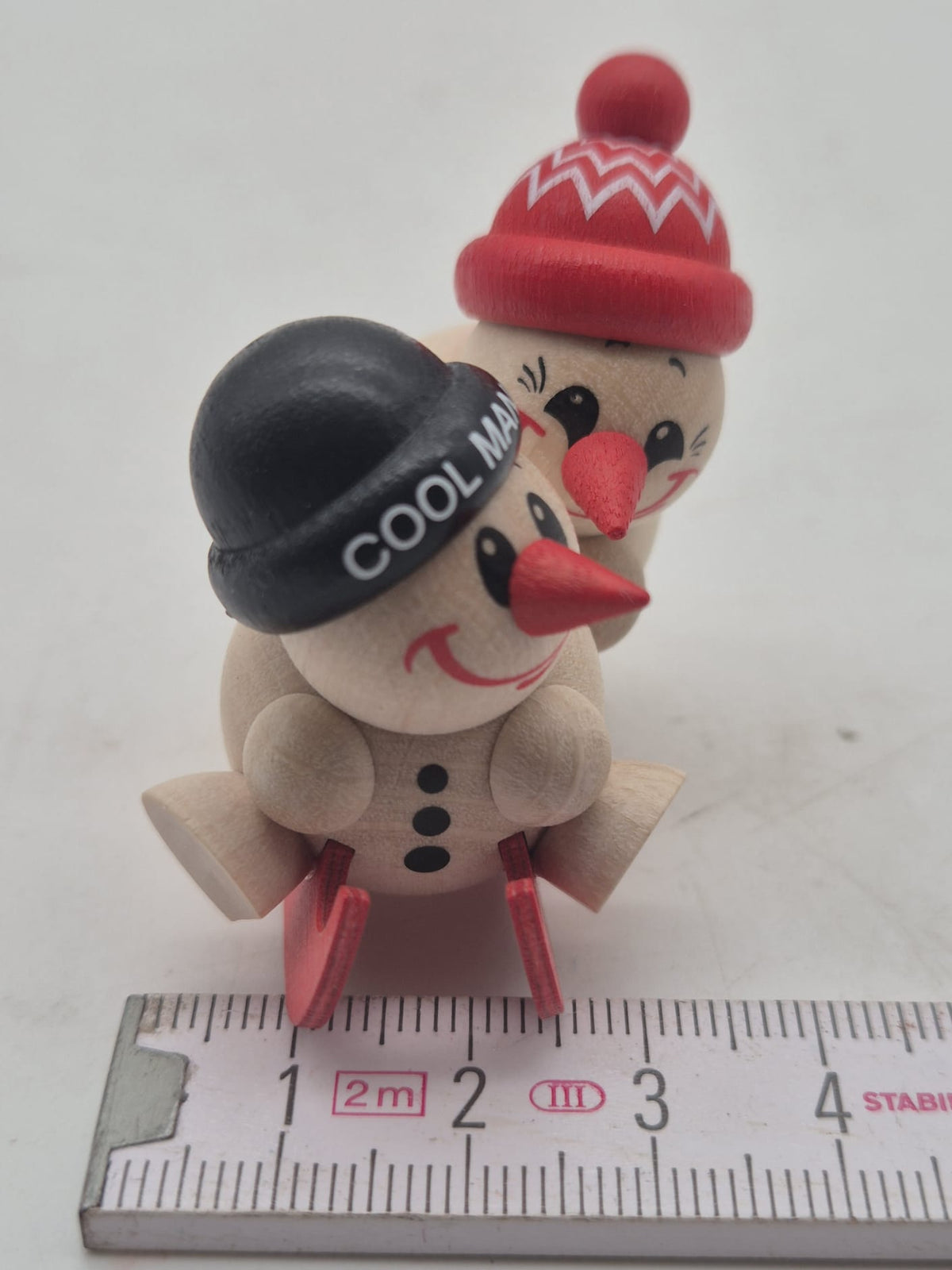 Cool Man Schneemänner Erzgebirge, Freddy schiebt Schlitten – ca. 4,5 cm