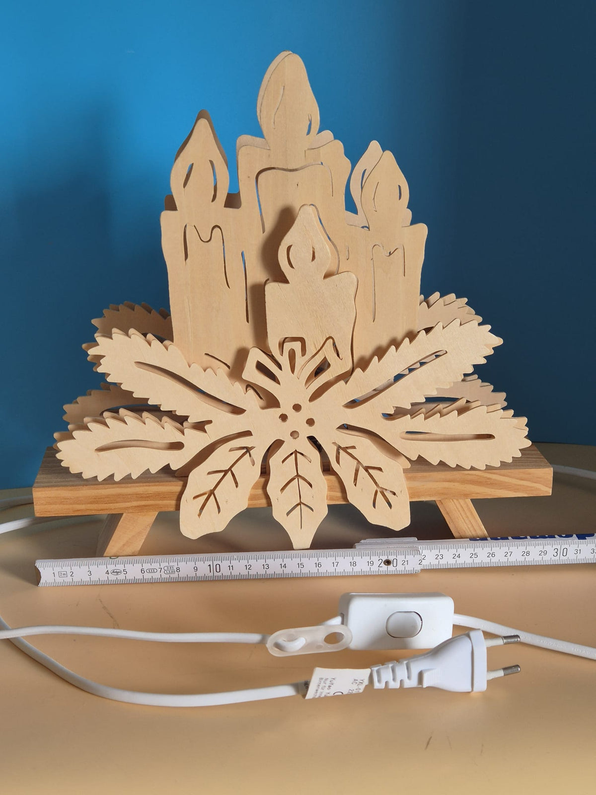 Elektrische Weihnachts-Standleuchte aus Holz – Kerzenmotiv mit Tannenzweigen – ca. 30 cm – OVP JB