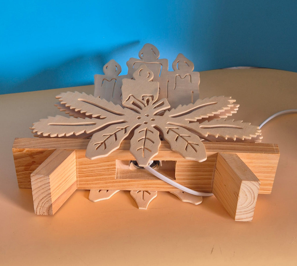 Elektrische Weihnachts-Standleuchte aus Holz – Kerzenmotiv mit Tannenzweigen – ca. 30 cm – OVP JB