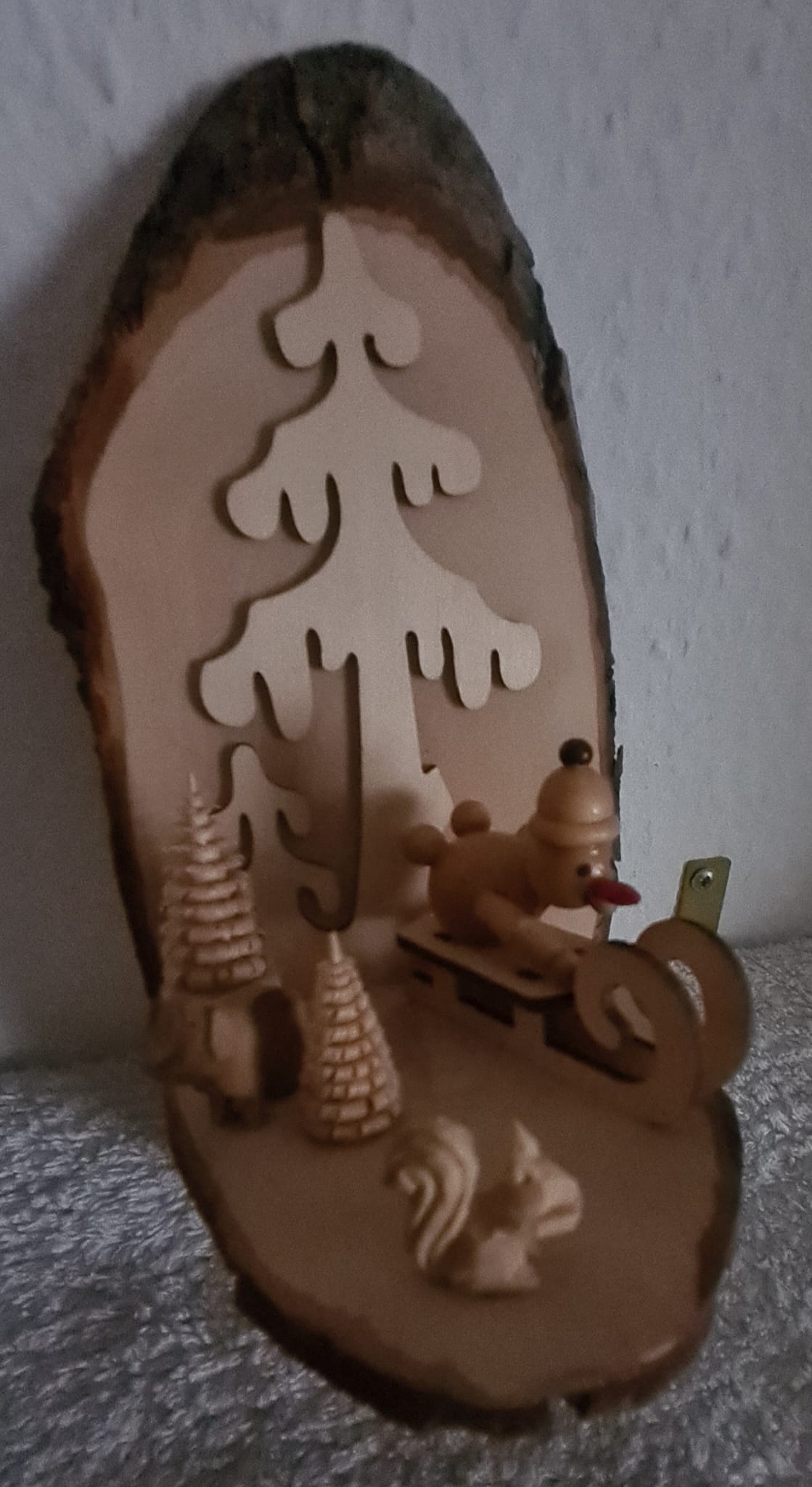 Räuchermännchen mit hängender Baumscheibe / Weihnachten