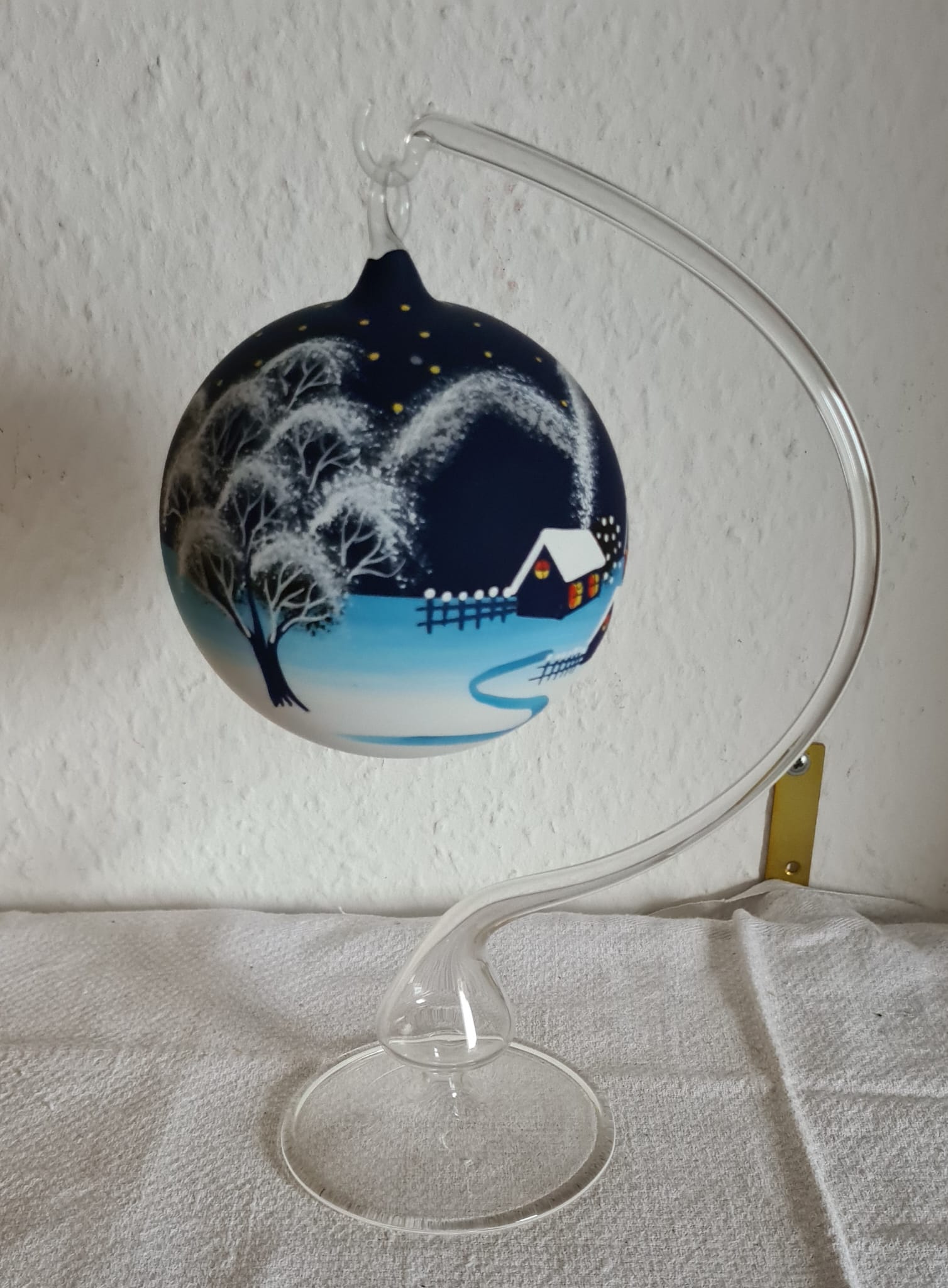 Handgearbeitete Weihnachtskugel mit Glasständer / Weihnachten