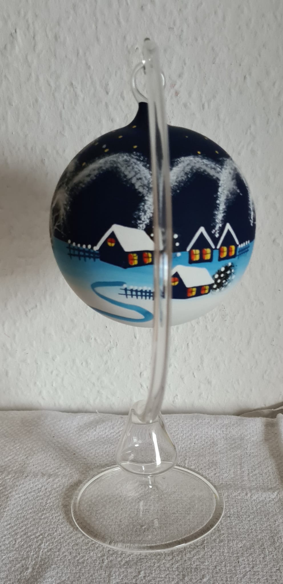 Handgearbeitete Weihnachtskugel mit Glasständer / Weihnachten