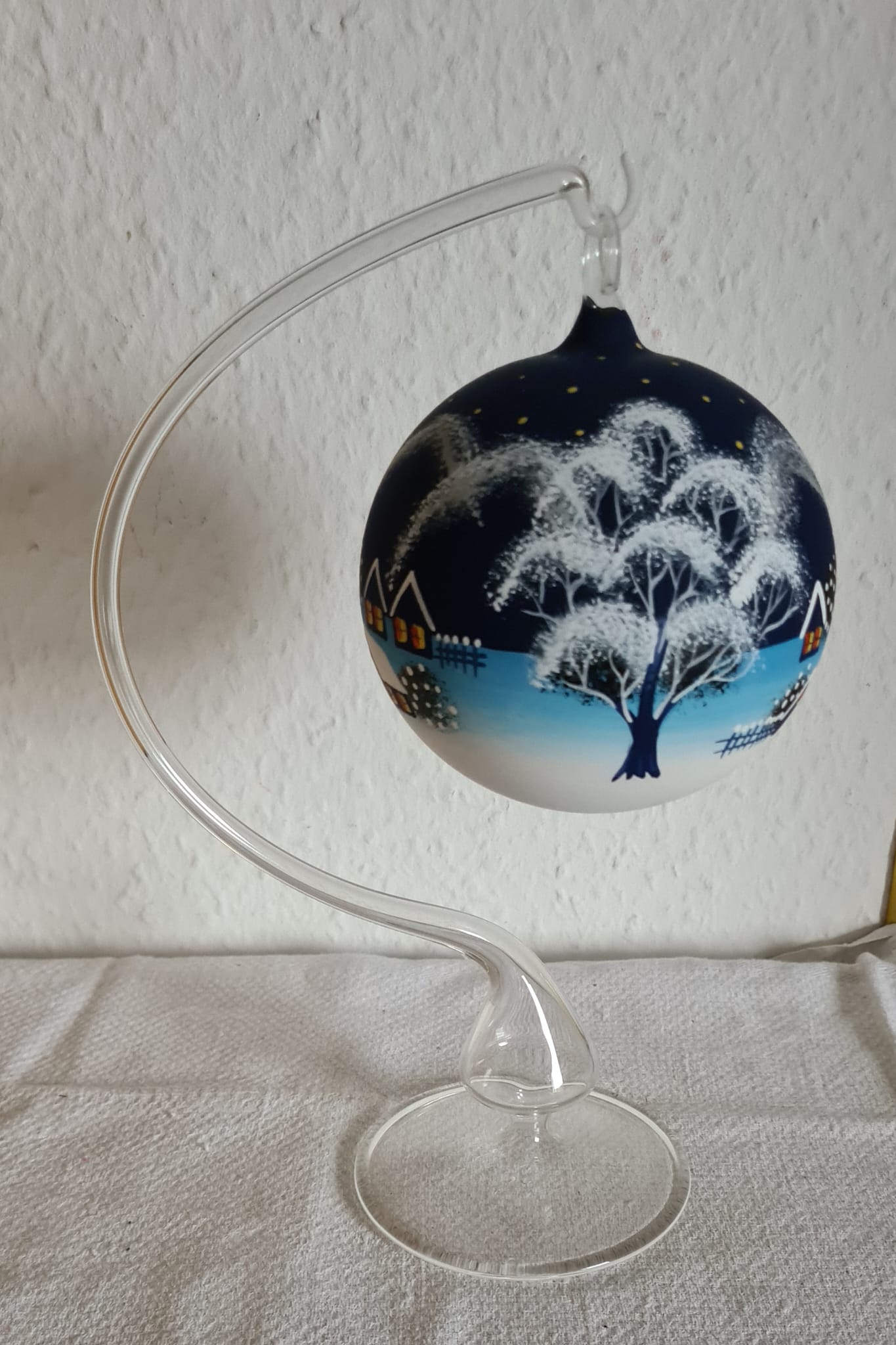 Handgearbeitete Weihnachtskugel mit Glasständer / Weihnachten