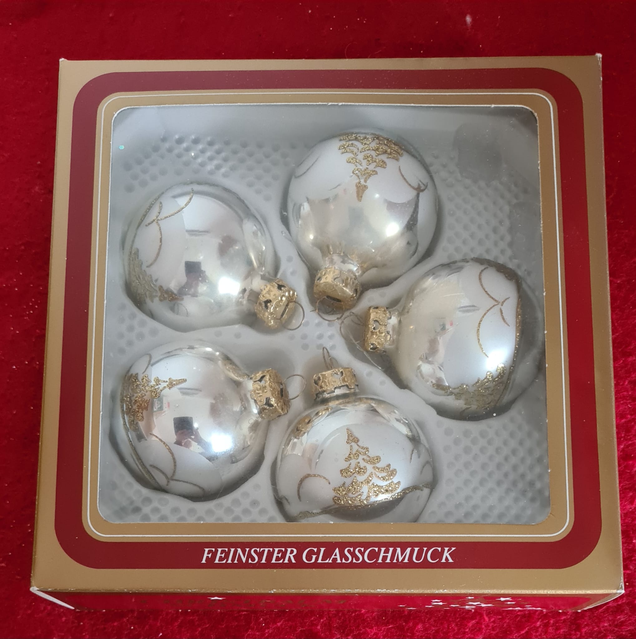 Christbaumkugeln feinster Glasschmuck in Silber mit goldenen Tannenbaum