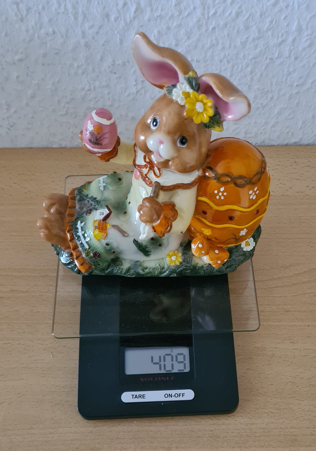 Osterhase mit Osterei, Osterfigur, Osterdekoration zu Ostern