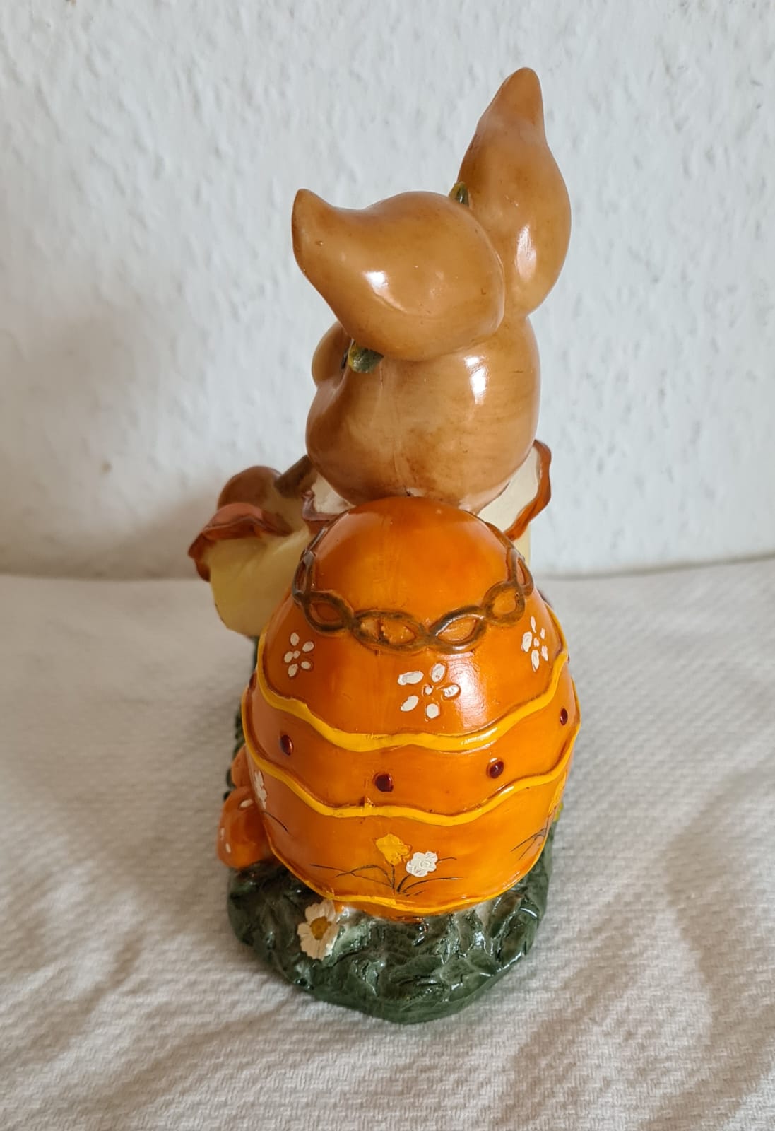 Osterhase mit Osterei, Osterfigur, Osterdekoration zu Ostern