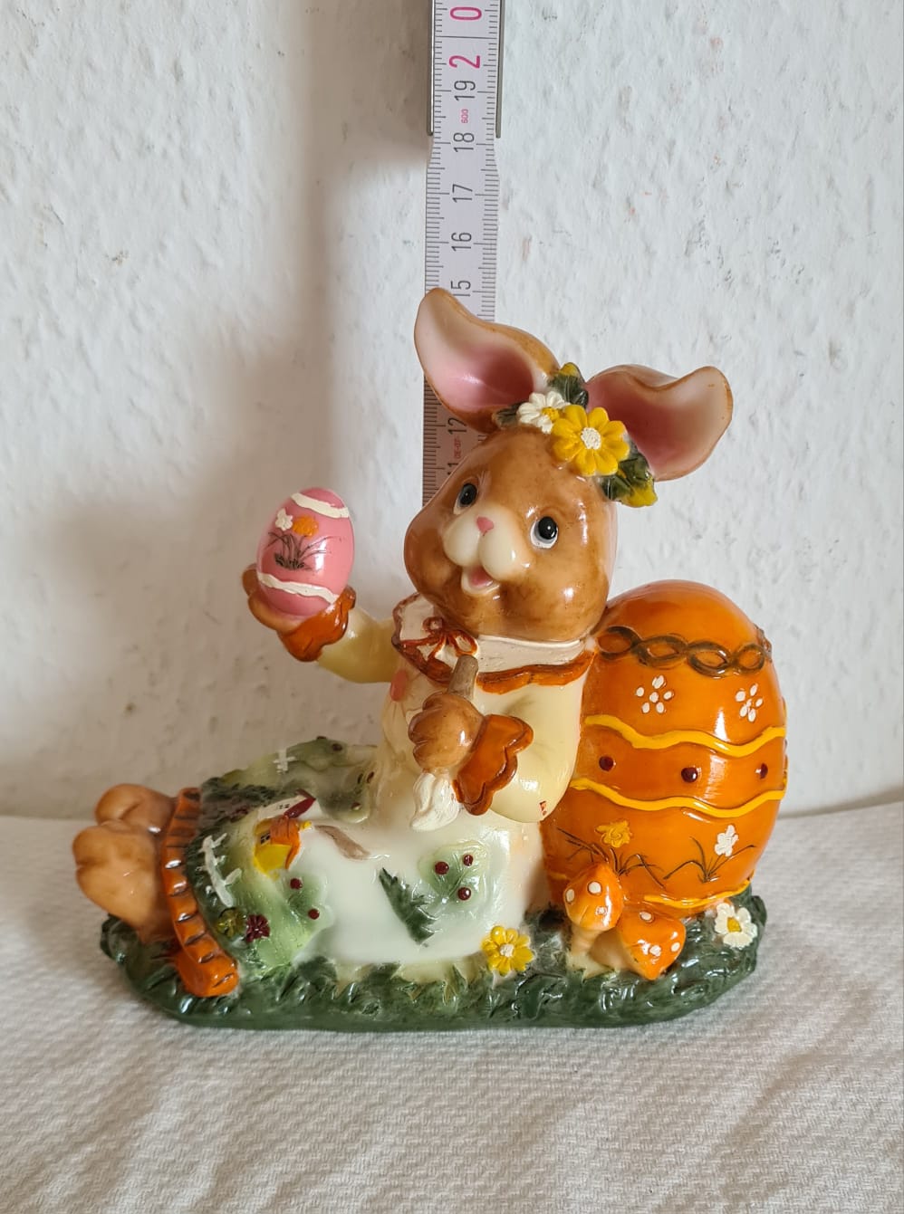 Osterhase mit Osterei, Osterfigur, Osterdekoration zu Ostern