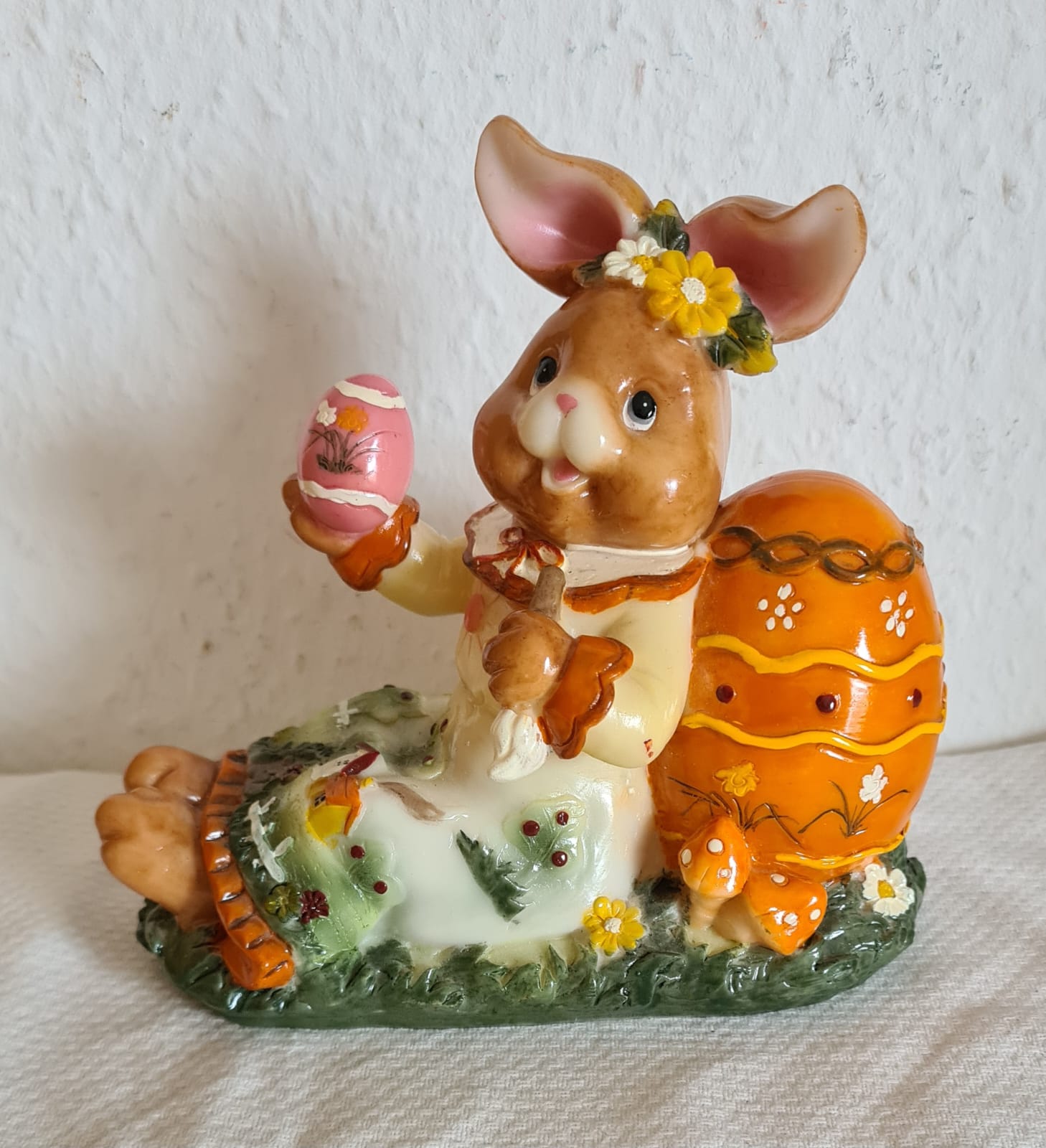 Osterhase mit Osterei, Osterfigur, Osterdekoration zu Ostern