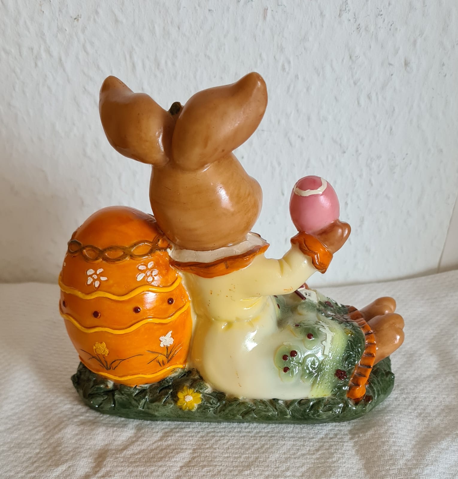 Osterhase mit Osterei, Osterfigur, Osterdekoration zu Ostern