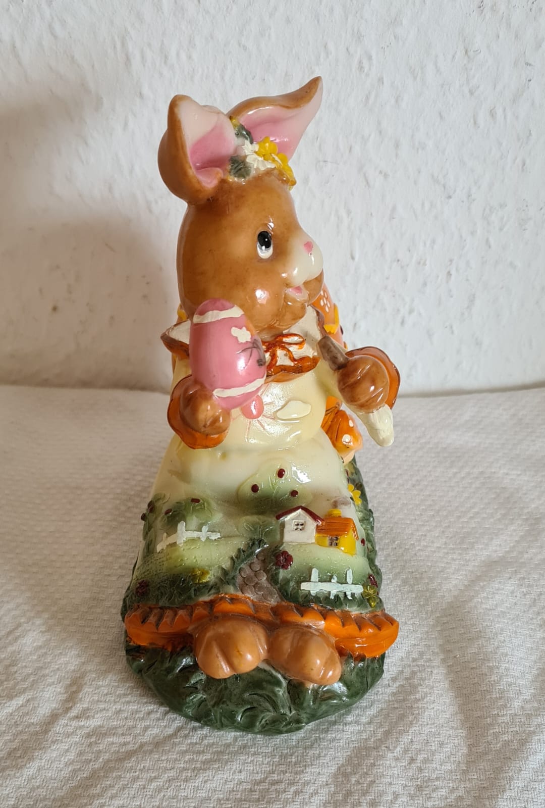 Osterhase mit Osterei, Osterfigur, Osterdekoration zu Ostern