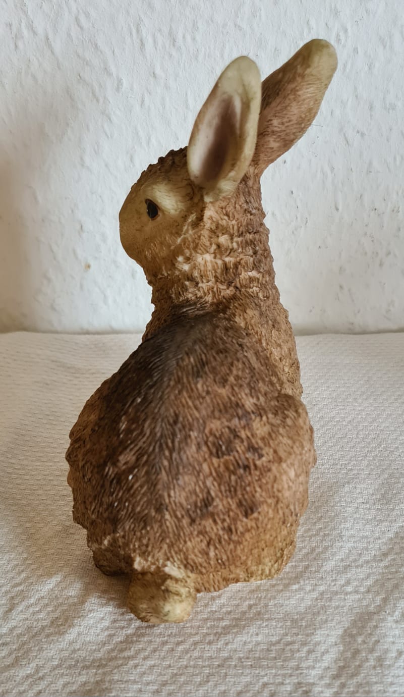 Hasenfigur zu Ostern, Feldhase aus Plaste/Polyresin Masse