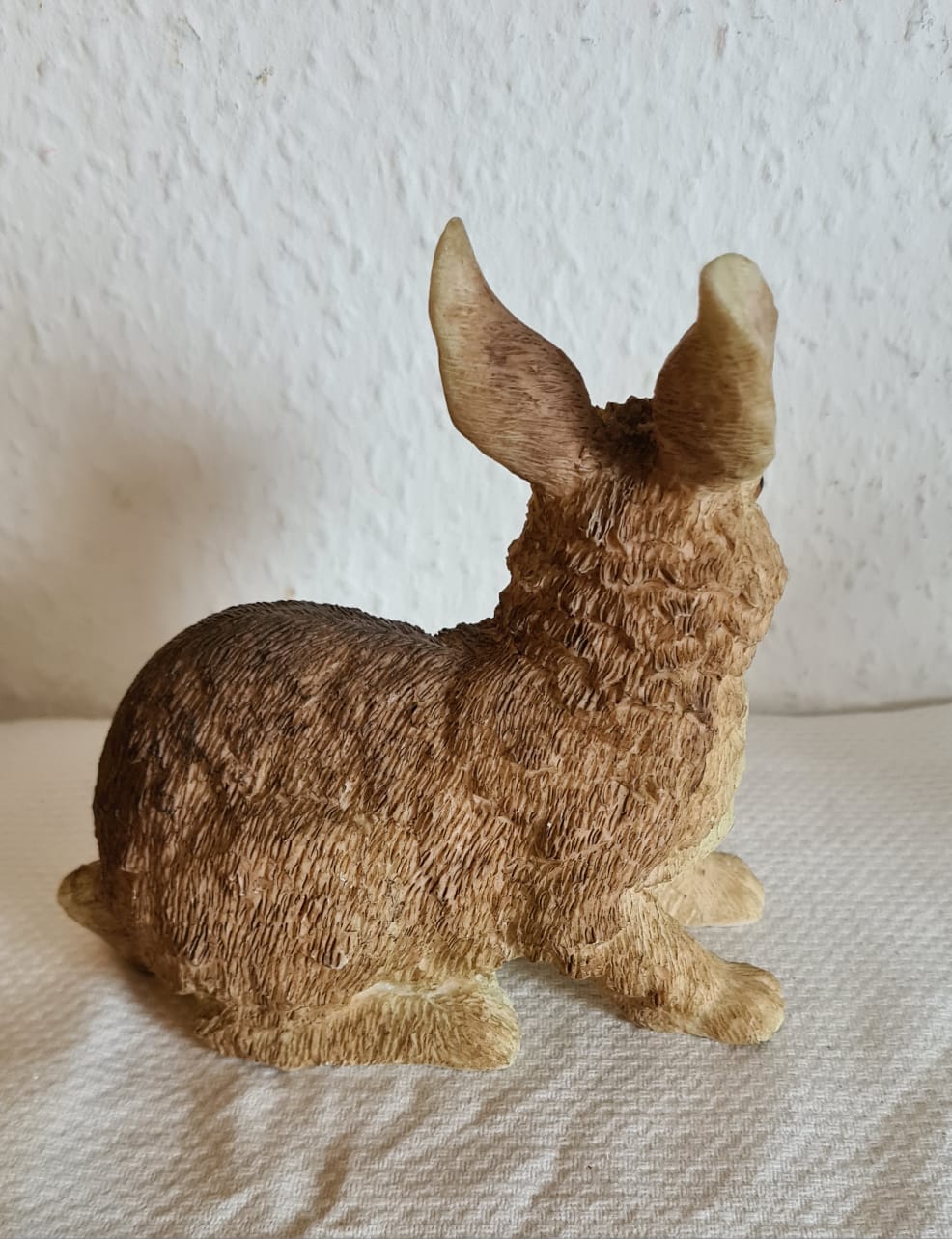 Hasenfigur zu Ostern, Feldhase aus Plaste/Polyresin Masse