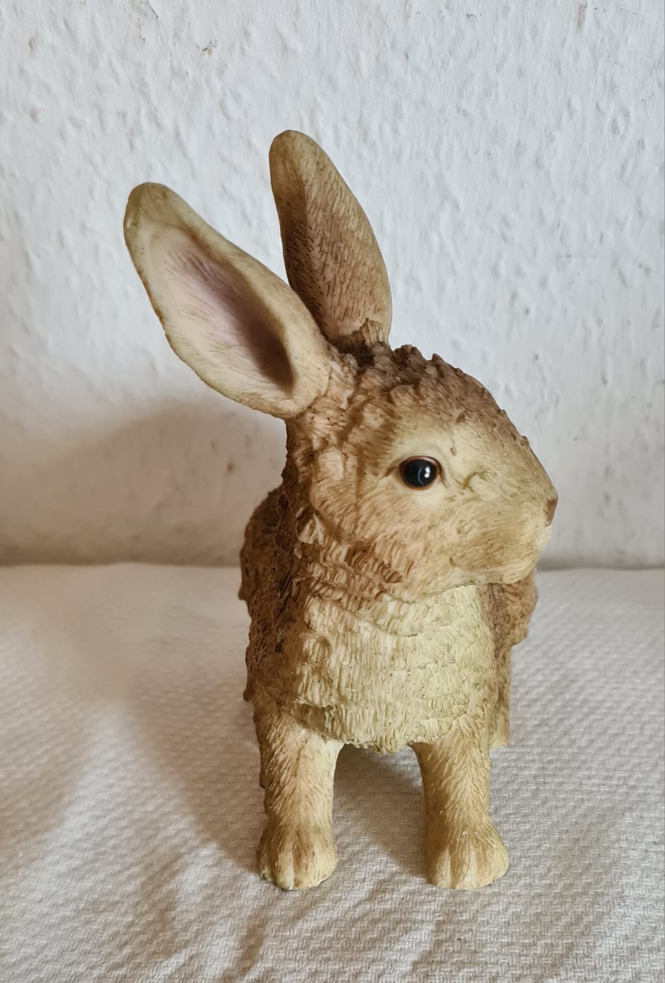 Hasenfigur zu Ostern, Feldhase aus Plaste/Polyresin Masse