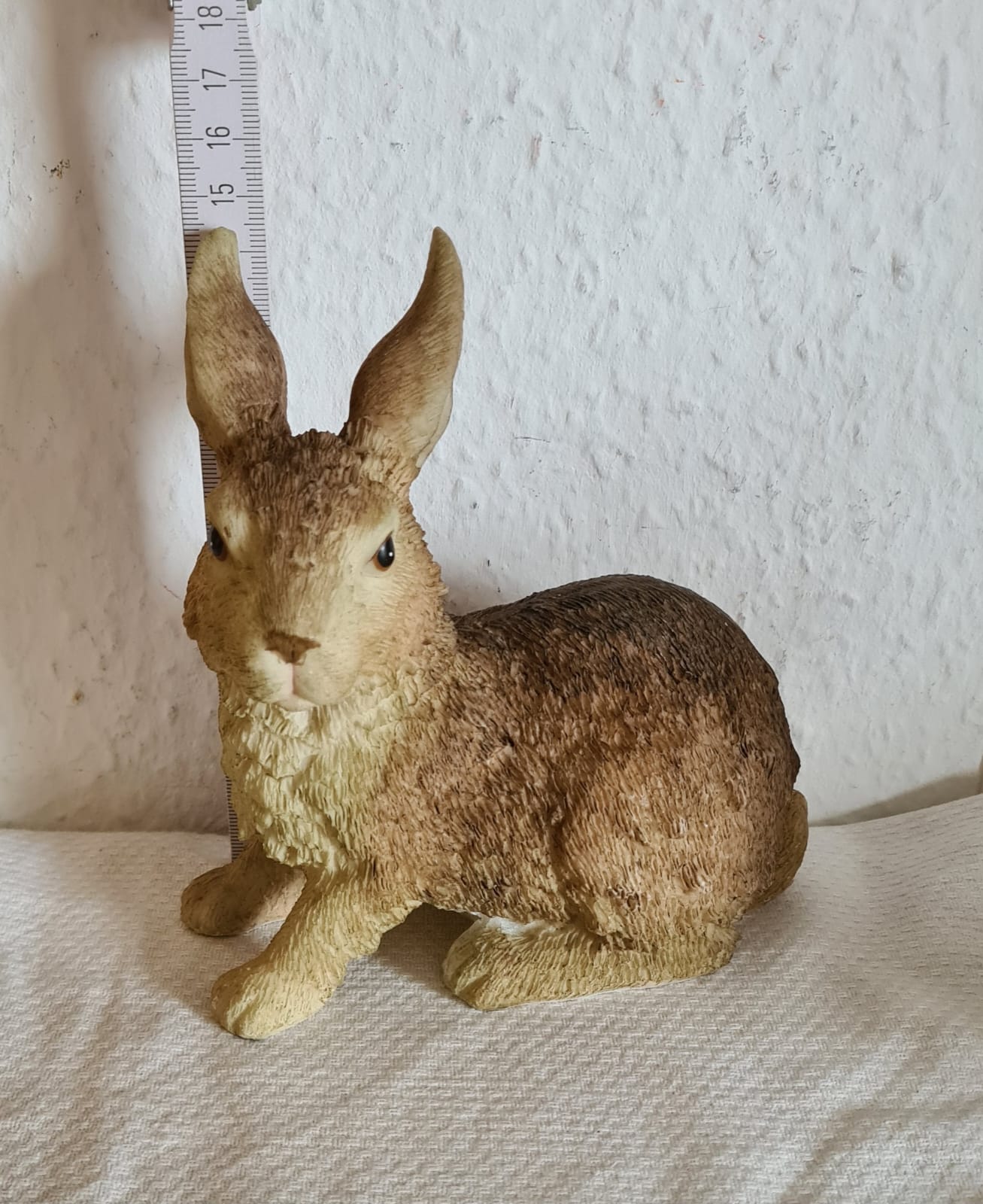 Hasenfigur zu Ostern, Feldhase aus Plaste/Polyresin Masse