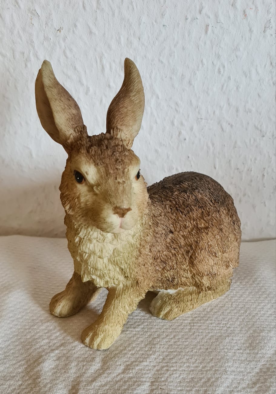 Hasenfigur zu Ostern, Feldhase aus Plaste/Polyresin Masse