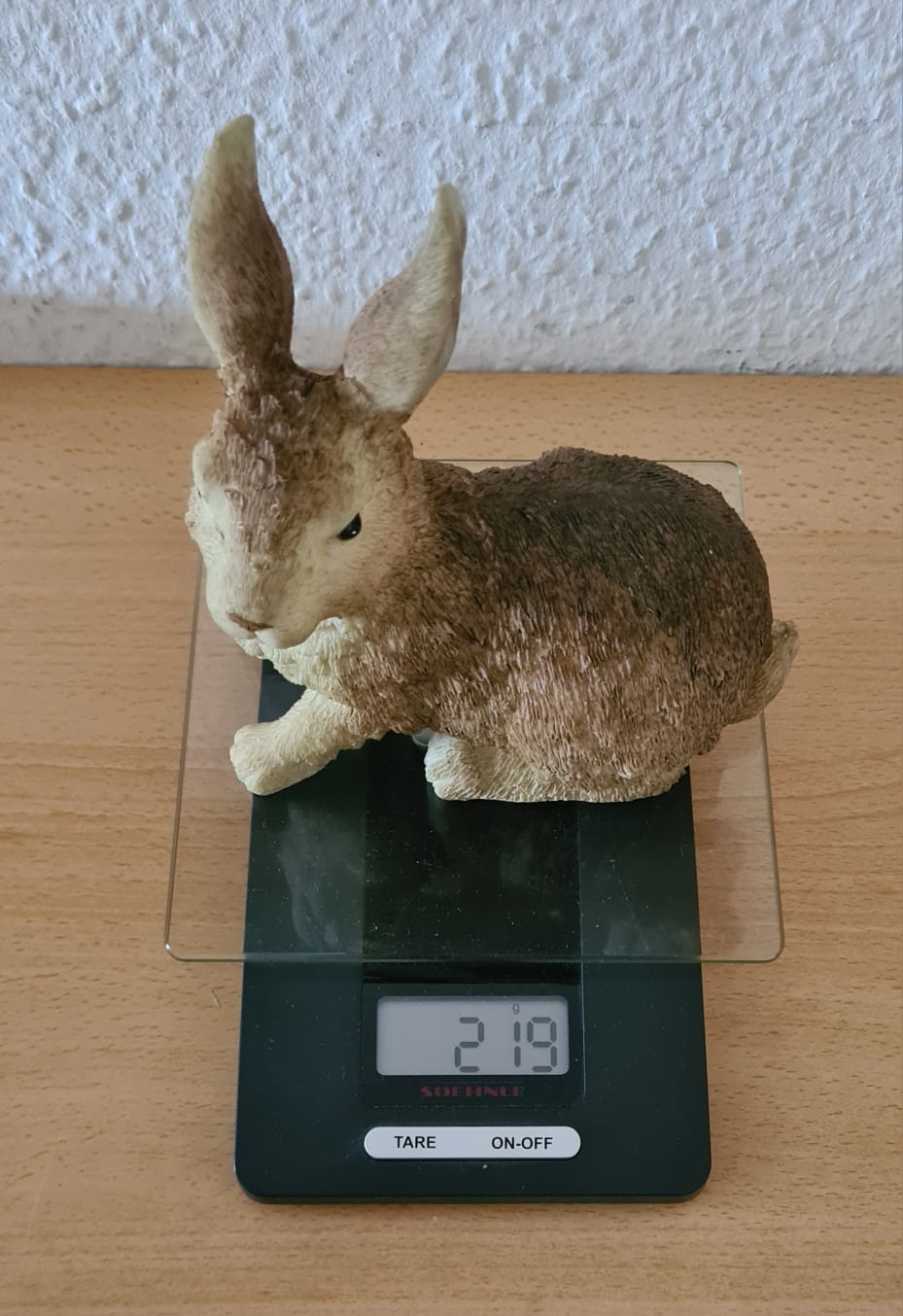 Hasenfigur zu Ostern, Feldhase aus Plaste/Polyresin Masse