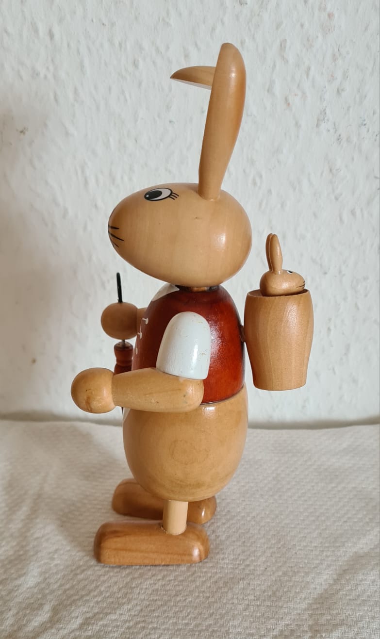 Osterhase aus Holz mit Regenschirm, Osterdekoration an Ostern, Erzgebirge