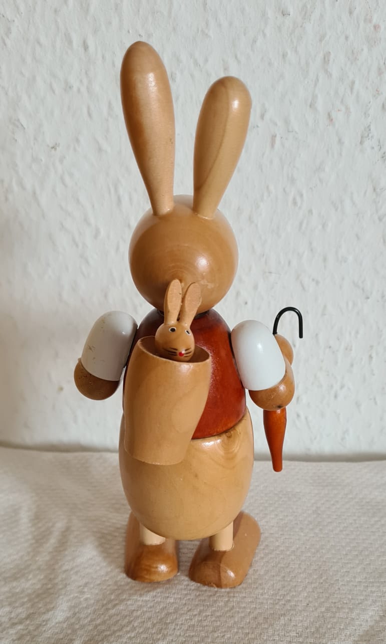 Osterhase aus Holz mit Regenschirm, Osterdekoration an Ostern, Erzgebirge