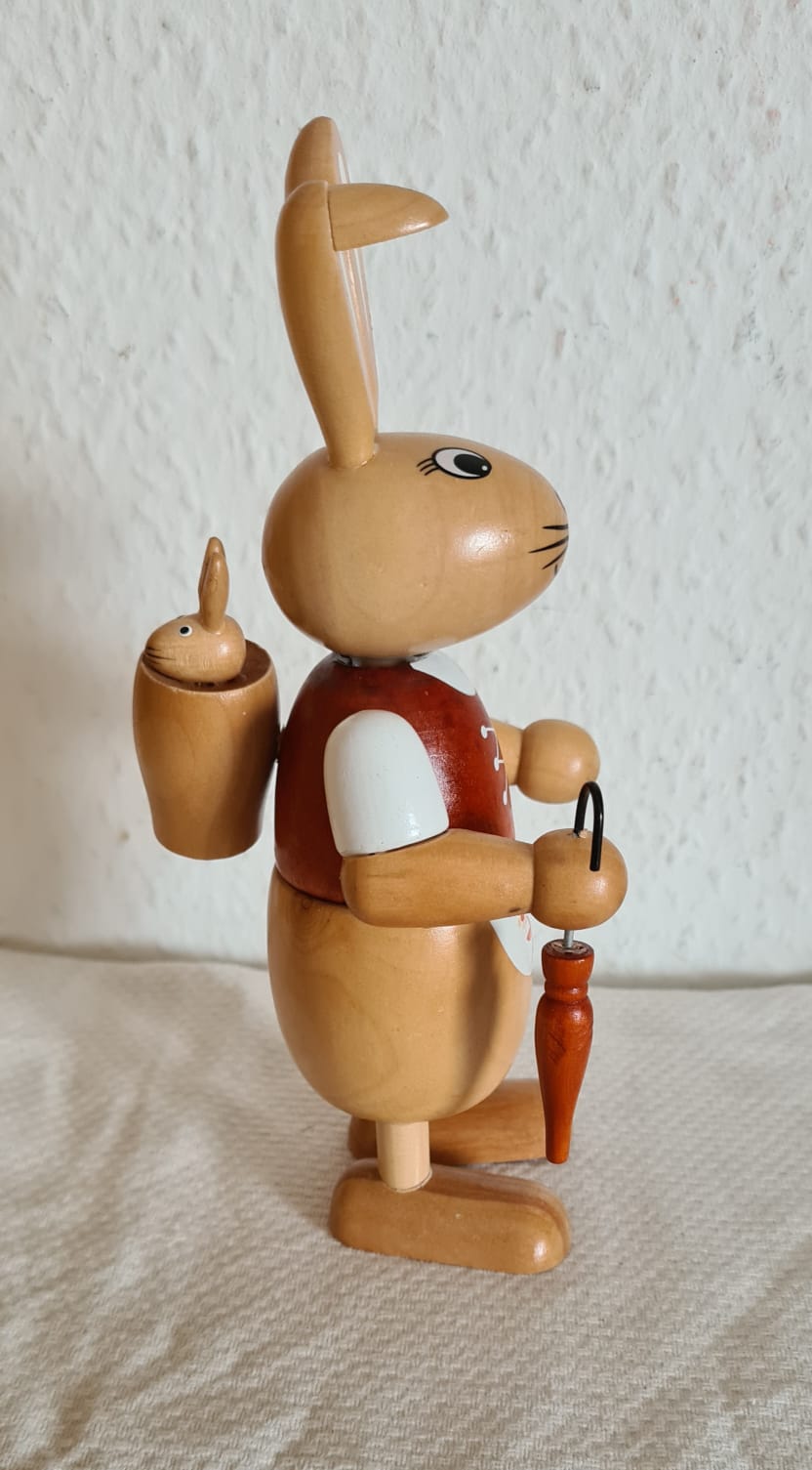 Osterhase aus Holz mit Regenschirm, Osterdekoration an Ostern, Erzgebirge