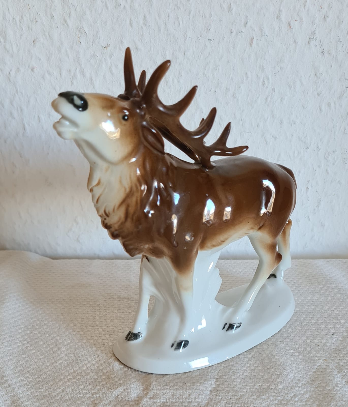 Porzellanfigur röhrender Hirsch