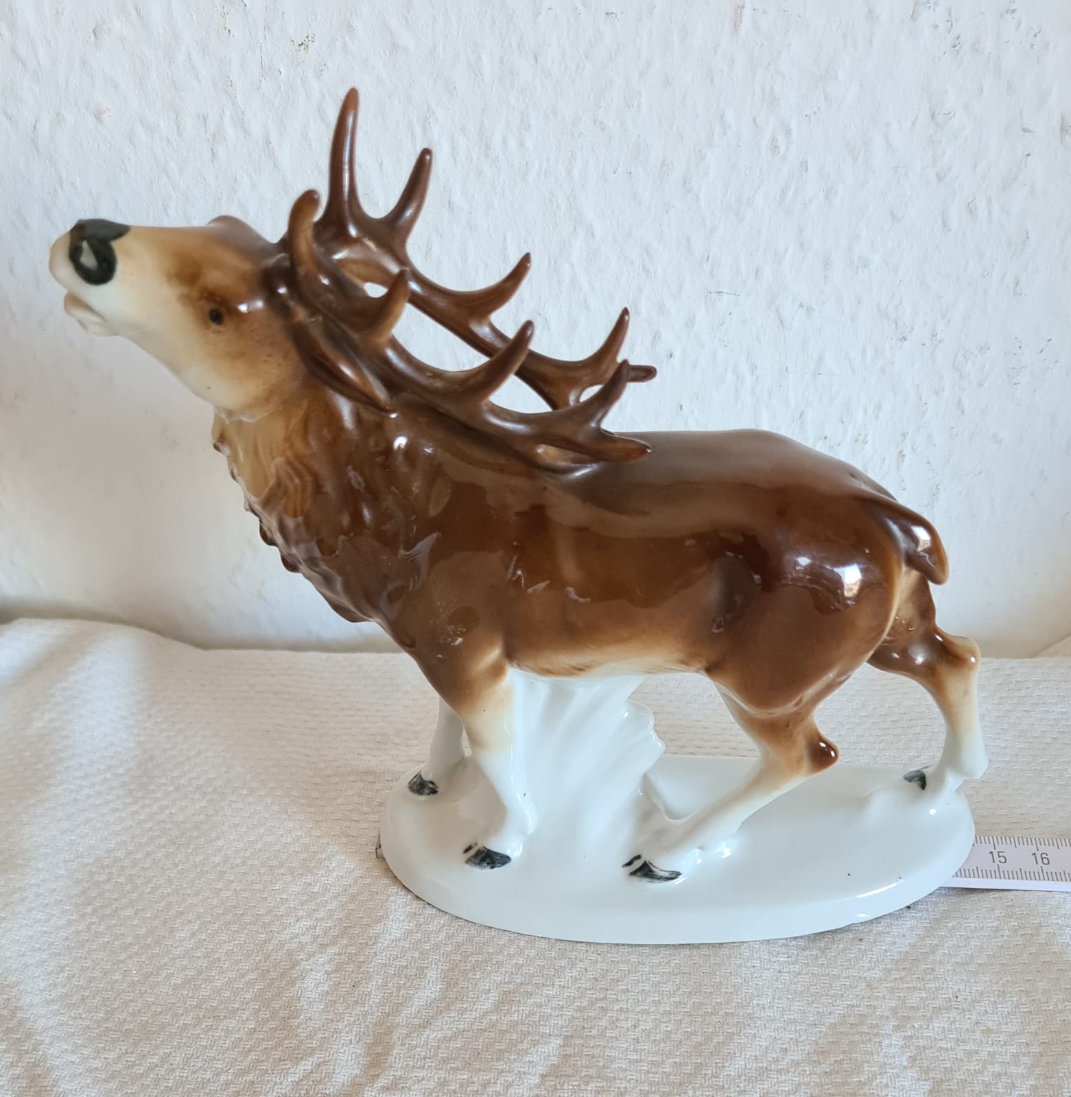 Porzellanfigur röhrender Hirsch