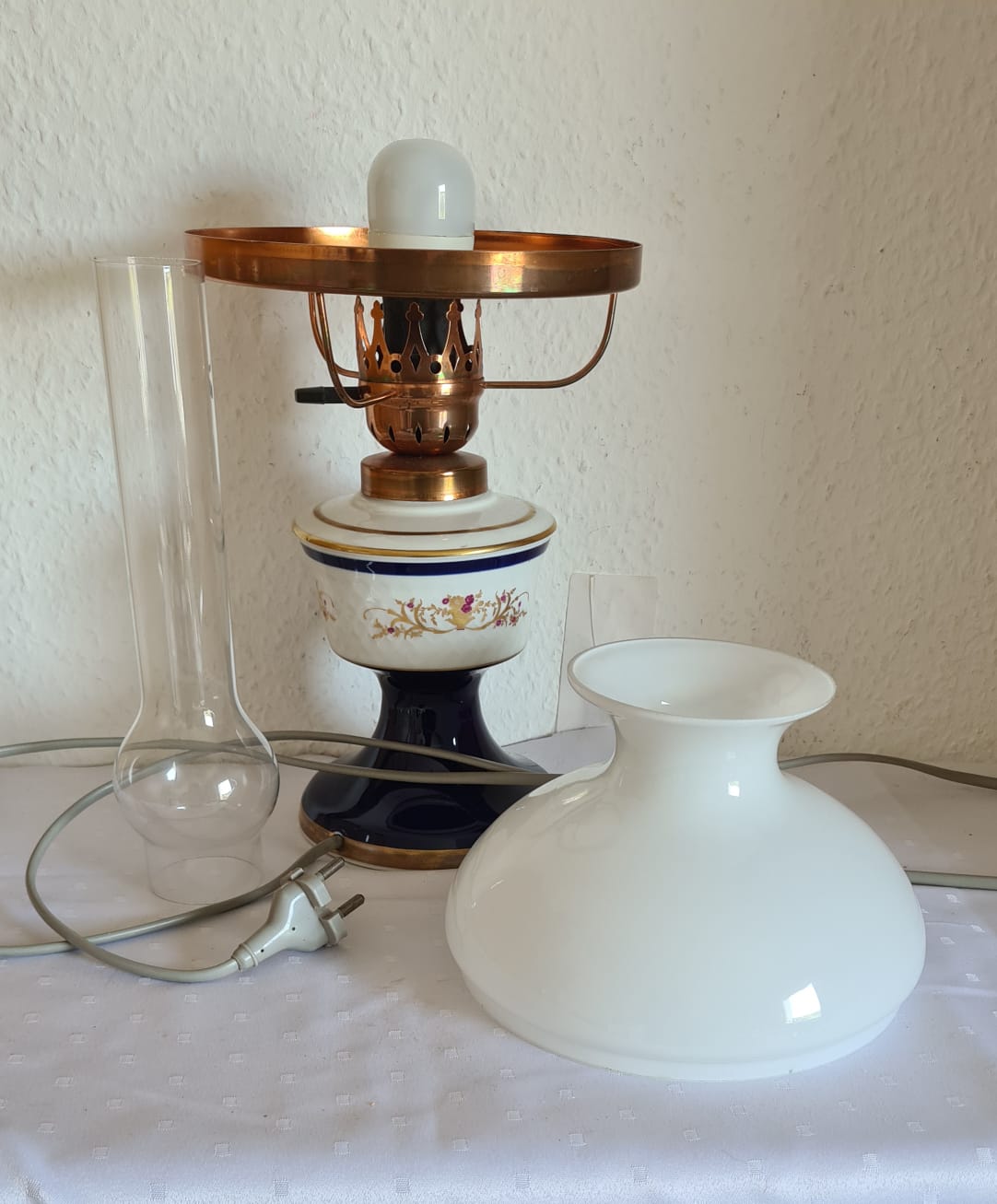 DDR Reichenbacher Porzellanlampe Petroleum Stil, Tischlampe aus Porzellan, Lampe