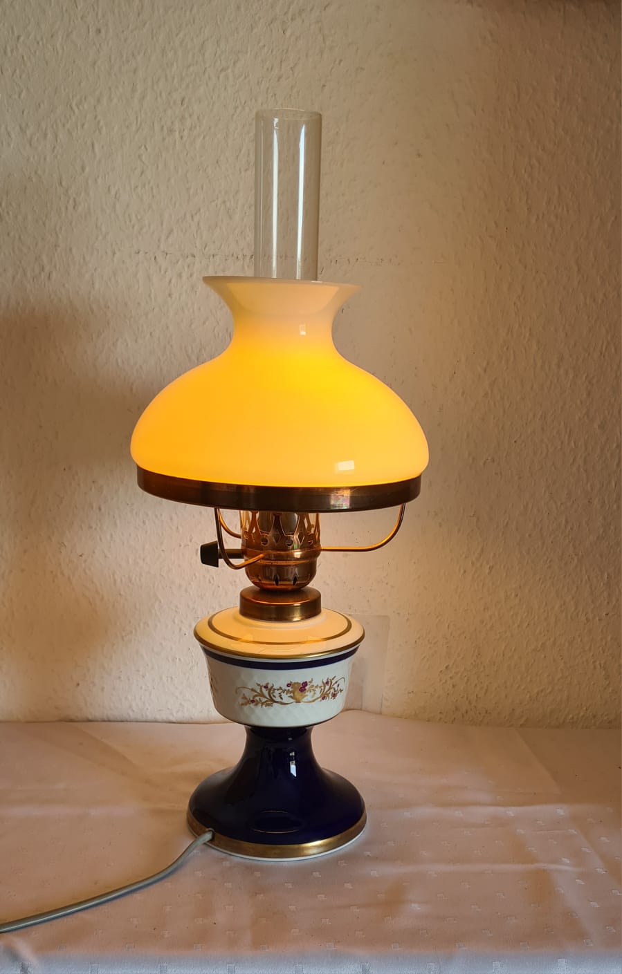 DDR Reichenbacher Porzellanlampe Petroleum Stil, Tischlampe aus Porzellan, Lampe