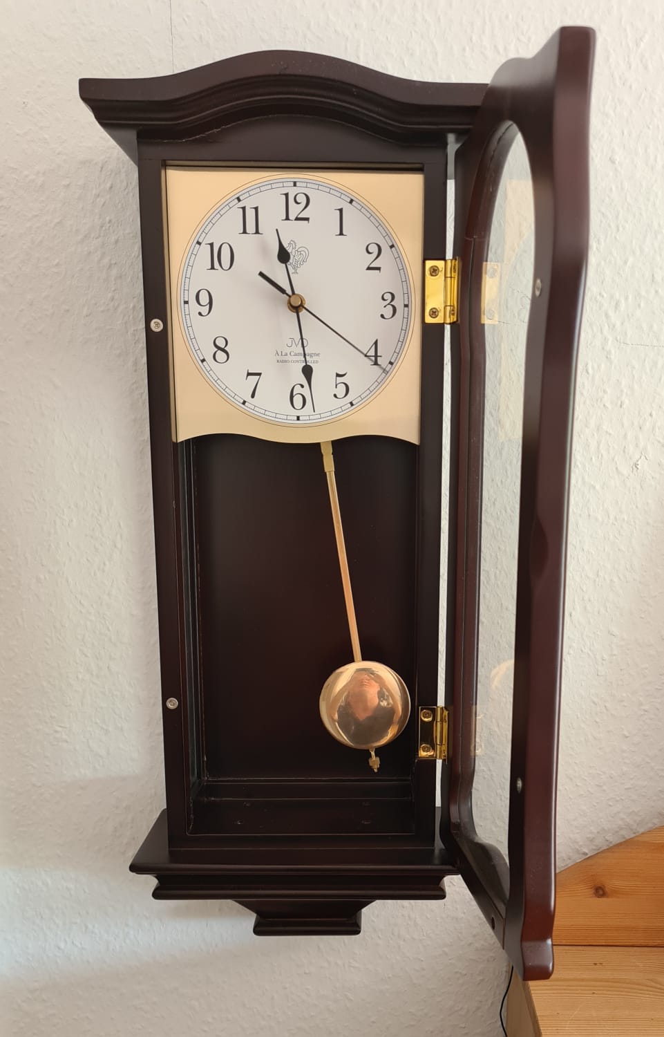 Pendeluhr JVD, Wanduhr, Funkuhr aus Holz