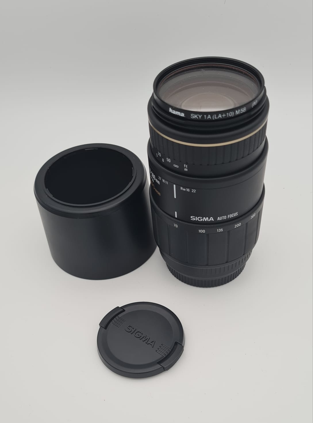 Sigma Objektiv 70-300mm mit Sky-Schutzfilter und Gegenlichtblende