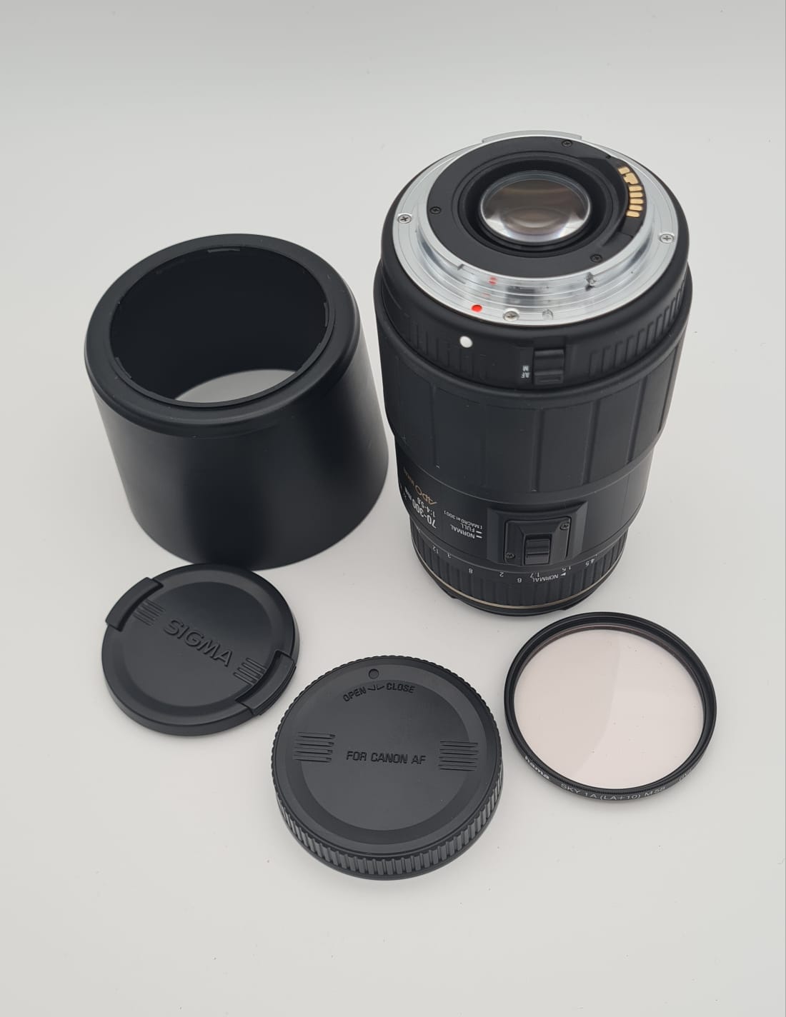 Sigma Objektiv 70-300mm mit Sky-Schutzfilter und Gegenlichtblende