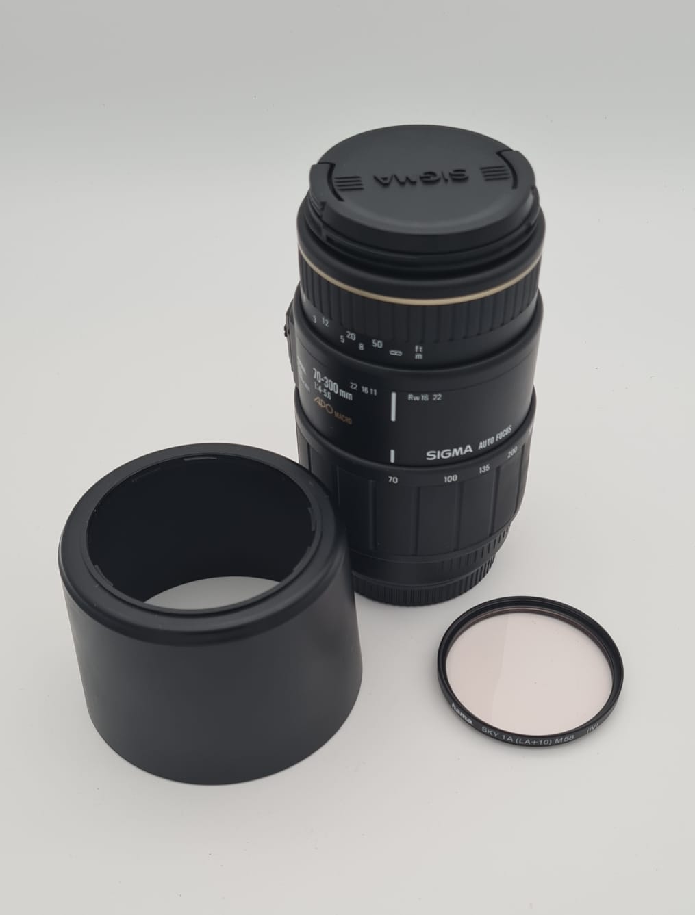 Sigma Objektiv 70-300mm mit Sky-Schutzfilter und Gegenlichtblende